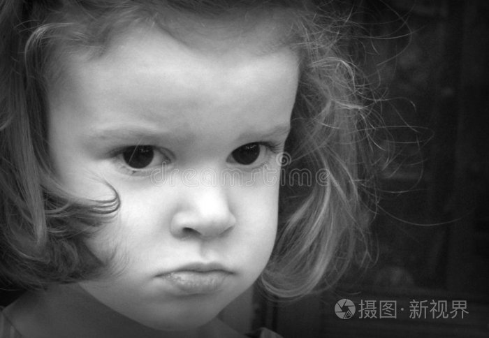 撅嘴困惑的贝雷帽老人年轻男孩悲伤的表情戴鼻环的严肃女人男性面部