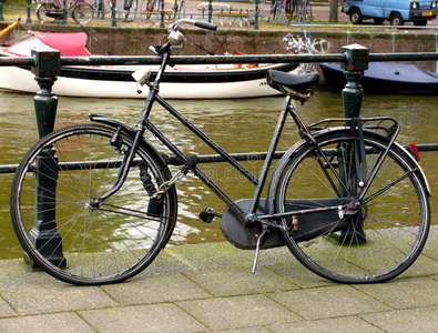 河边的旧自行车