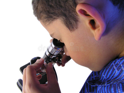 带着显微镜的男孩