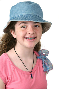 戴牙套的可爱女孩照片