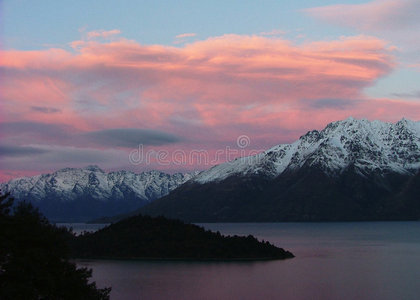 新西兰皇后镇瓦卡蒂普湖日落图片