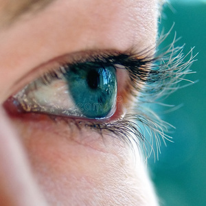 少女的绿眼睛照片