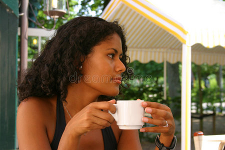 喝咖啡的巴西美女图片