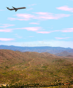 飞机飞过沙漠照片