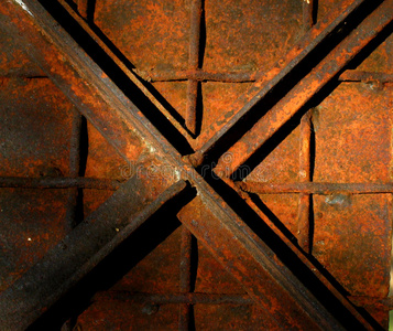 氧化铁氧化铁赤铁矿卵石一套两个生锈的铸铁煎锅在高炉中冶炼铁矿石