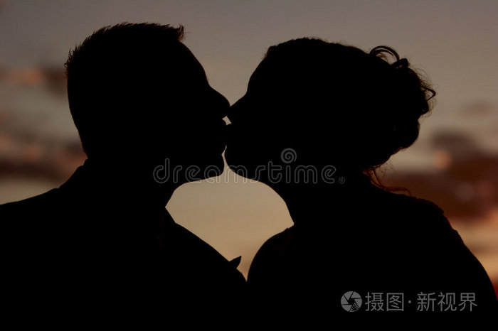 亲爱的情侣剪影情侣接吻相爱的情侣情侣亲吻蓝s接吻的年轻夫妇日落时