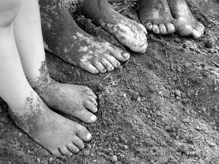 下载小样发票合同问题/举报肮脏的乡下赤脚男孩站在水坑附近.