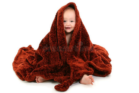 10个月大的漂亮宝宝裹着棕色毛毯