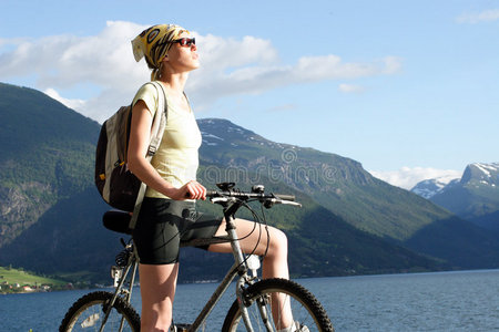 在系动词活跃的30系女人在山上骑自行车照片