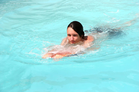 青少年男子游泳
