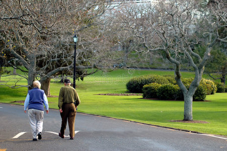 夫妇散步图片