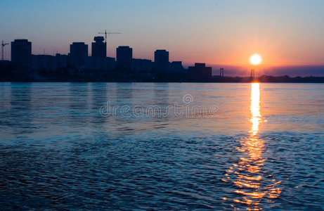 日出河畔城市图片