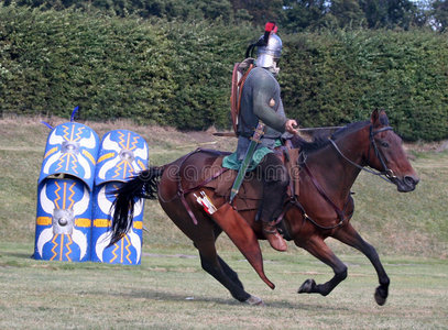 罗曼·霍斯曼瞄准目标打老鼠轮廓骑士罗马骑兵骑士金属链节纤维银骑士