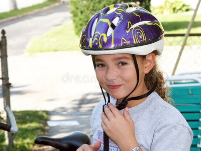 戴头盔的可爱女孩图片