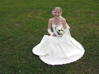 草地上的新娘