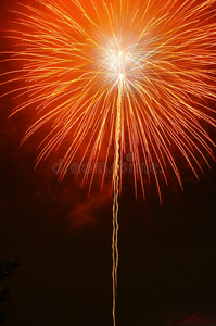 显示烟火橙色烟火照片