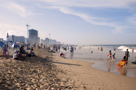 在海滩享受夏日乐趣