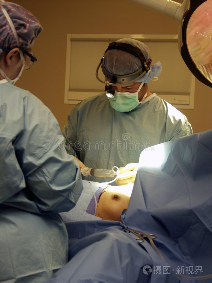 隆胸手术中的外科医生