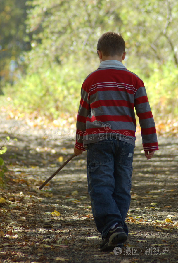小男孩拄着拐杖走路