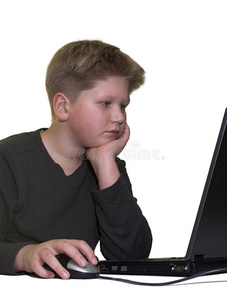 金发男孩用笔记本电脑工作
