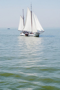 荷兰湖上的帆船