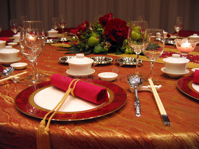 婚宴餐桌布置图片