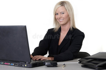 美女在笔记本电脑上打字