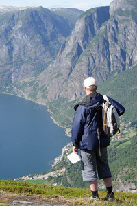 山里的旅行者