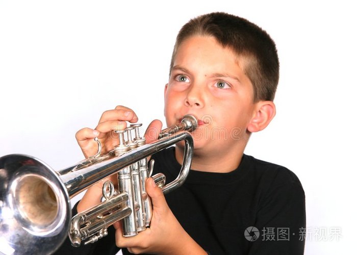 青年吹小号