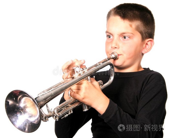 青年吹小号