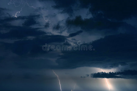 暴风雨的天空照片