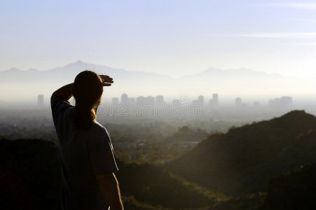 远方马路遥望远方城市的男人照片