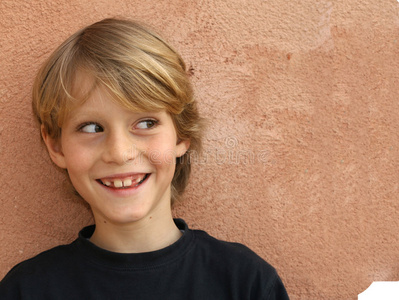 厚颜无耻厚颜无耻的孩子脸照片