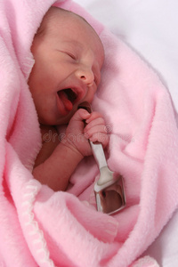 婴儿出生时嘴里有银匙图片