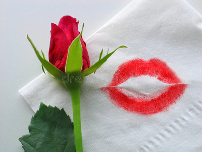 渴望和平玫瑰与唇膏之吻照片