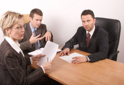 三人商务会议照片