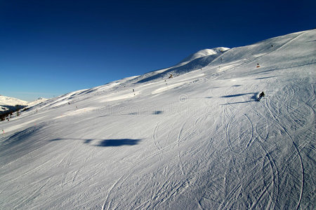 在瑞士阿尔卑斯山滑雪