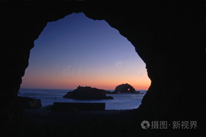 穿过山洞