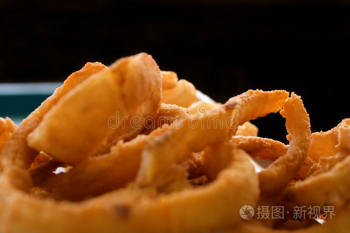 黑底洋葱圈特写