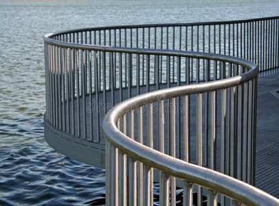 弧形金属栏杆照片