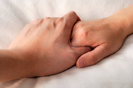 在床上牵手照片