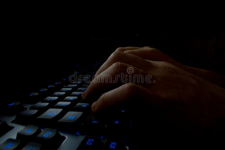 在蓝色霓虹灯键盘上打字