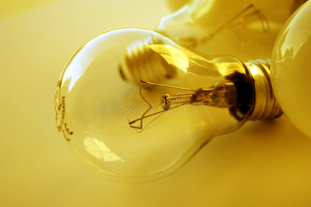 金色意境的灯泡图片