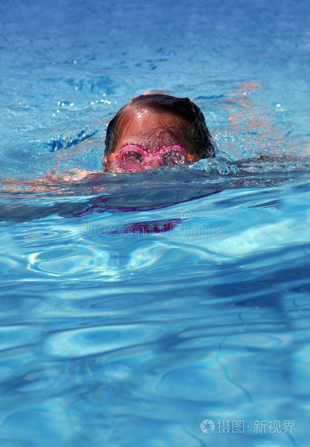 女生游泳的图片现实图片
