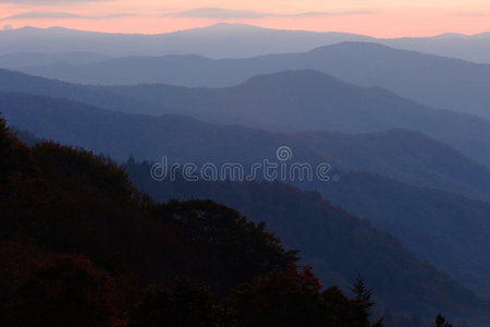 粉彩山层