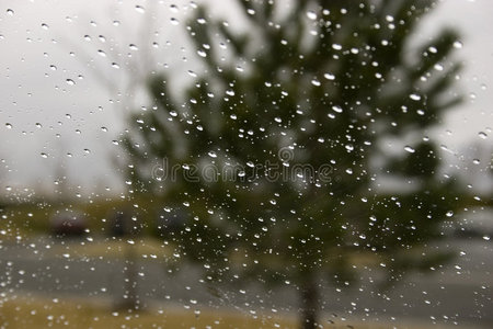 雨点落在挡风玻璃上