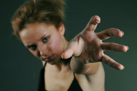 抓空气的年轻女子照片