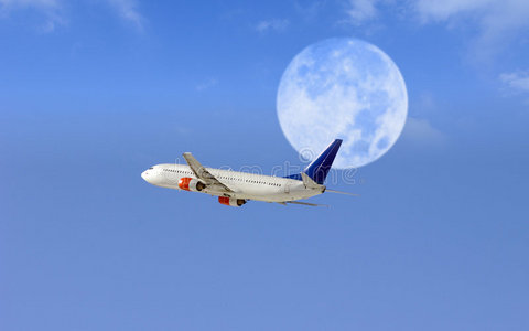 飞机和傍晚的月亮图片