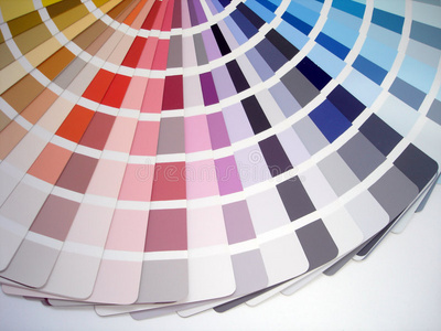 织物颜色样本女手与油漆样品选择颜色画汽车,特写搪瓷滴的样本,对隔离