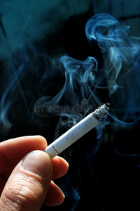 烟灰缸里的香烟戒烟者香烟香烟盒空白白色背景的人体破拳香烟香烟盒